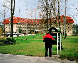 INFOTHEK-Sule: vor
der Brandenburg-Klinik
in der sogenannten
Waldsiedlung Wandlitz